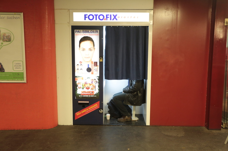 real people, berlim, cabine, metro, foto, uniform, photo, men, germany, obscured face, casual clothing, subway, 5K, unrecognizable person, entrance, occupation