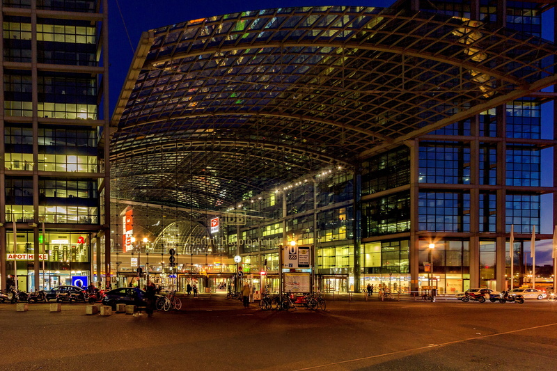 incidental people, architecture, night, built structure, 5K, modern, skyscraper, office building exterior, crowd, women, building, real people, illuminated