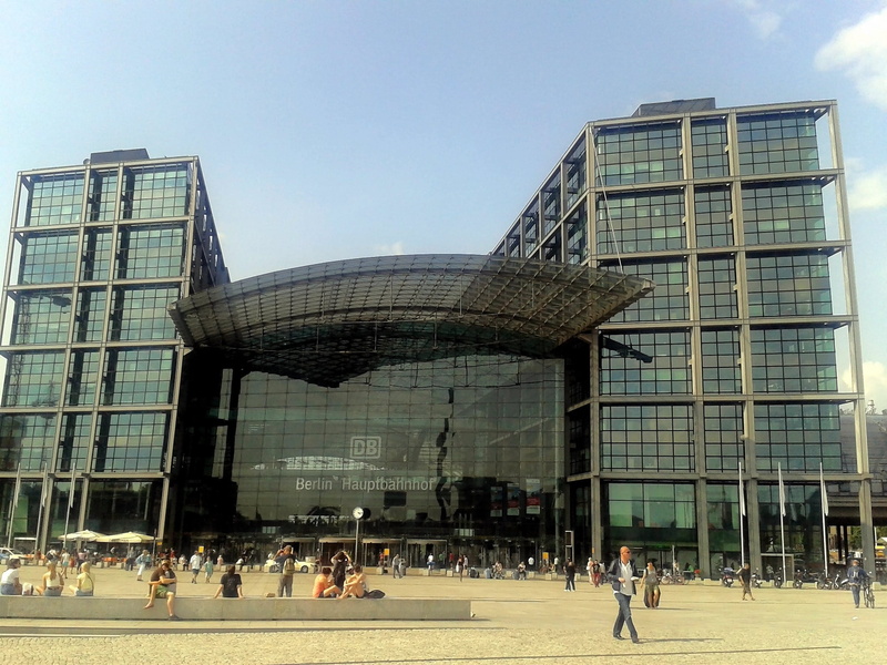men, nature, glass - material, glass facade, architecture, real people, building, playing, office building exterior, people, outdoors, Berlin, day, competition