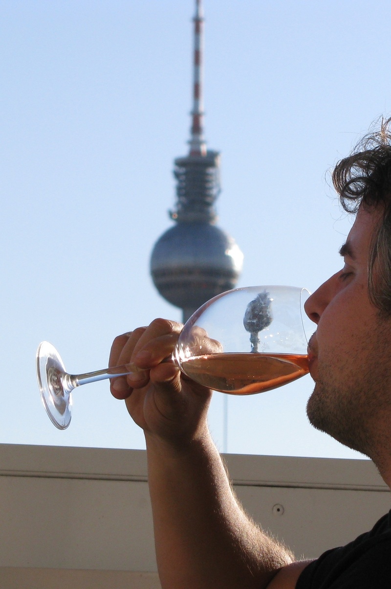 fernsehturm, wine, human hand, males, drinking, glass, clear sky, sky, holding, berlin, germany, outdoors, men, mid adult men, day, built structure, 1080P