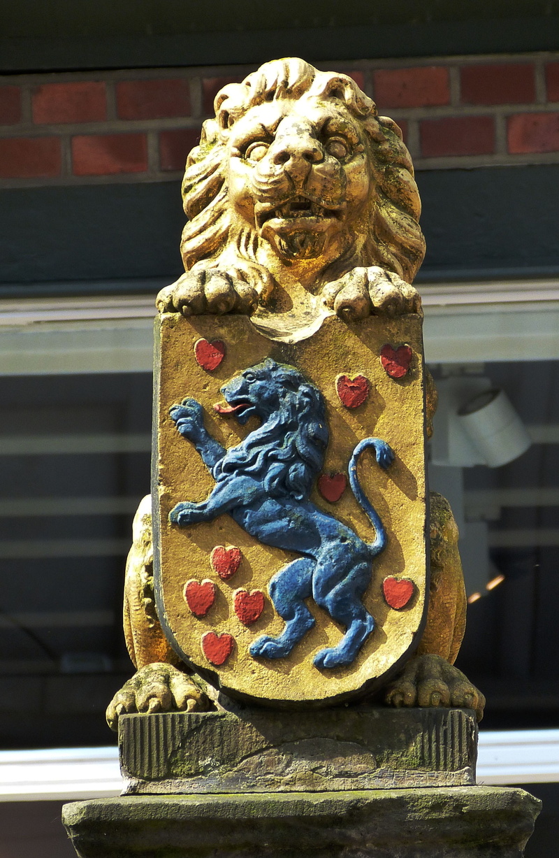 Figure, creativity, sculpture, day, coat of arms, heart, built structure, no people, male likeness, spirituality, historically, Lower Saxony, craft, outdoors