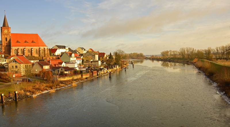 house, winter mood, waterfront, frozen, 5K, fürstenberg, river, built structure, oder-spree-channel, sky, town, cloud - sky, channel, winter picture, building exterior