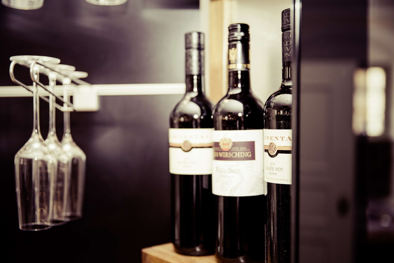 label, glass, food and drink, 4K, container, black, list, grape, alcohol, design, no people, business, choice, wine, drink, celebration, celebrate, beautiful