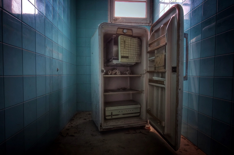 tile, 1080P, domestic room, open, technology, electricity, no people, flooring, old, abandoned, fridge, wall - building feature, architecture, damaged
