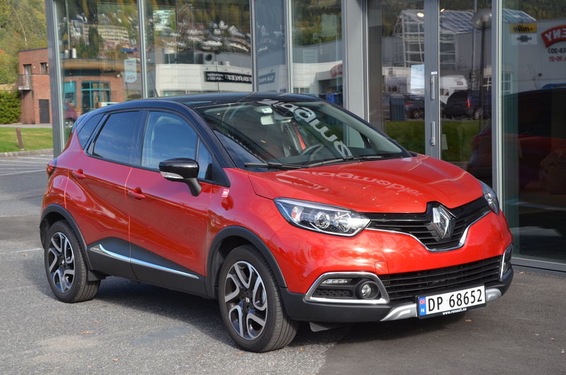 practical, city, lettkjørt, street, building exterior, motor vehicle, transportation, red, focus on foreground, outdoors, land vehicle, car, mode of transportation