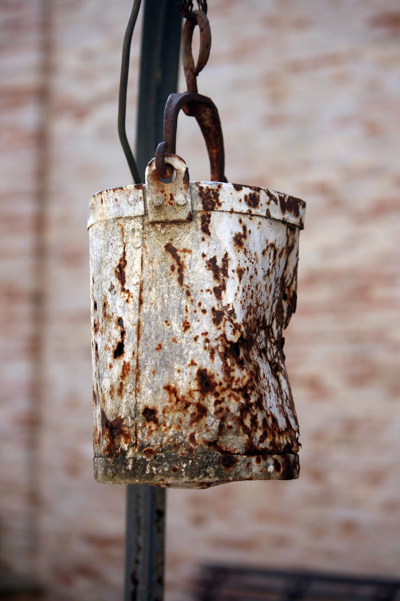 day, weathered, lock, focus on foreground, protection, Pozzo, close-up, Ancient, 4K, deterioration, run-down, no people, padlock, Chain, chain, safety
