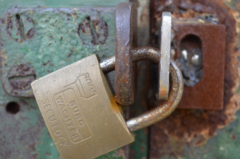 latch, 4K, deterioration, security, goal, protection, lock, day, metal, door, padlock, no people, weathered, text, rusted, rusty, old, run-down, decline