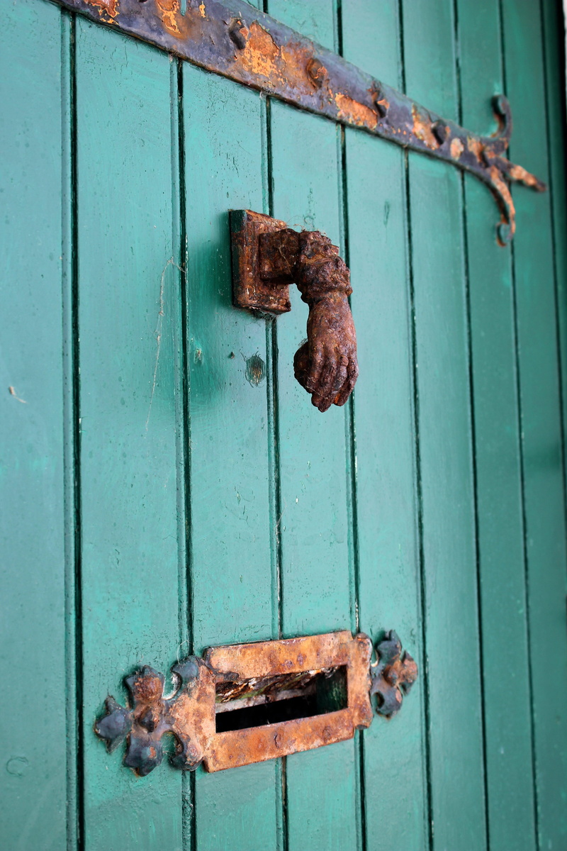 close a key, entrance, no people, door, latch, closed, security, weathered, damaged, nail, 5K, close-up, run-down, wood, wood - material, rusty, lock