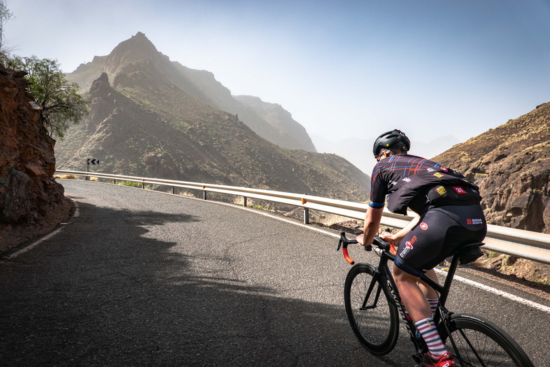 mode of transportation, sports, asphalt, mountain bike, apparel, wheel, activity, road, ride, transportation, bicycle, symbol, person, man, 5K, helmet