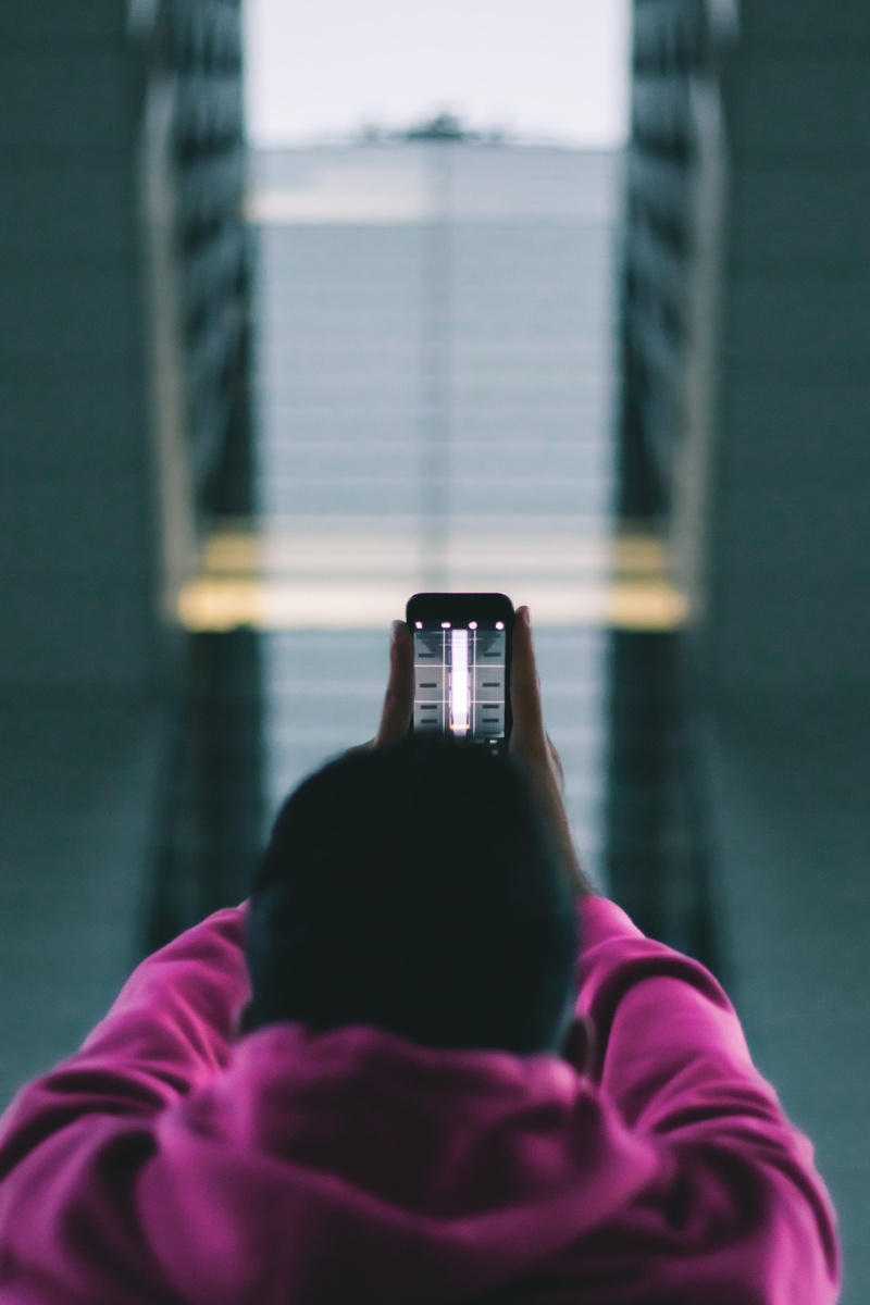 fashion, mobile, city, smartphone, built structure, portable information device, leisure activity, activity, 5K, smart phone, using, connection, photography