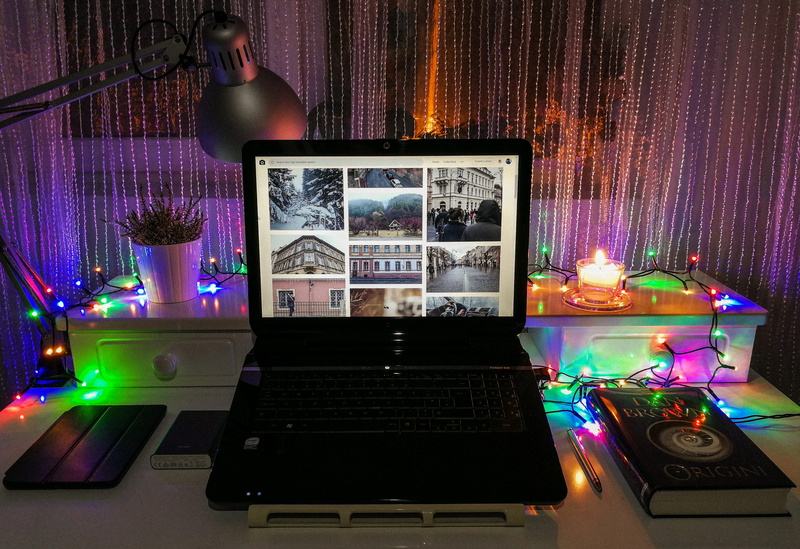 portable information device, purple, mobilephotography, huawei, internet, music, romania, phonephotography, leica, screen, winter, indoors, nightlife, bucharest