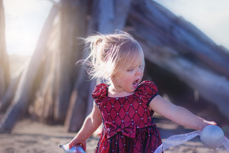 casual clothing, girl, females, sun, hairstyle, focus on foreground, sleeved, short, nature, play, girls, cute, outdoors, scream, beach, offspring, one person