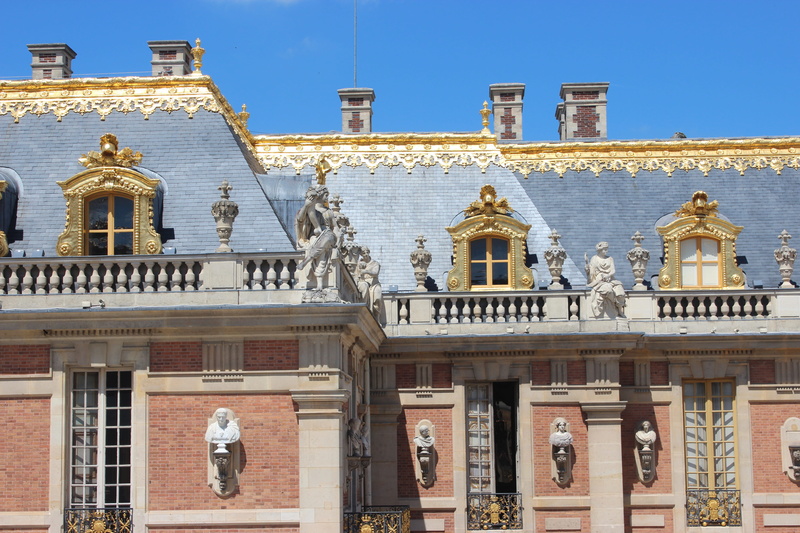 day, male likeness, government, no people, castle, representation, craft, travel destinations, versailles, building exterior, sunlight, human representation