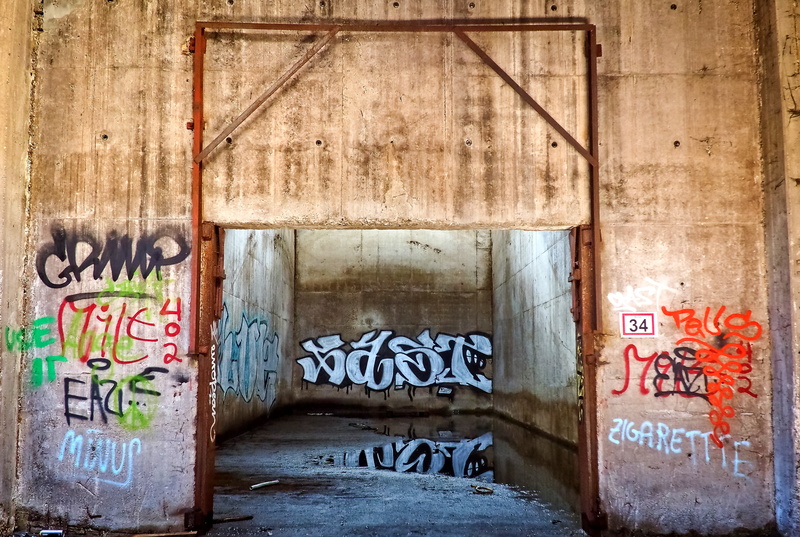 pforphoto, broken, run down, break up, indoors, sign, western script, dirt, communication, room, creativity, neglected, wall, art and craft, empty, factory
