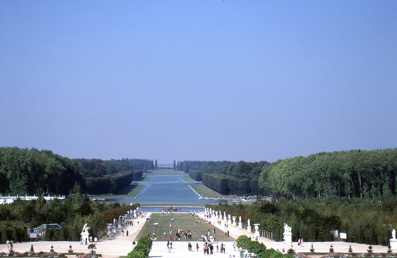 travel, outdoors, copy space, architecture, tree, france, built structure, tourism, travel destinations, memorial, plant, water, group of people, sky, history