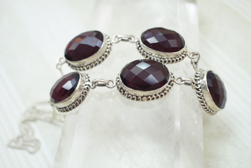 setting, bezel, faceted, precious gem, choker, studio shot, still life, elegance, jewel, style, gemstone, crystal, art and craft, chain, gemstones, garnet