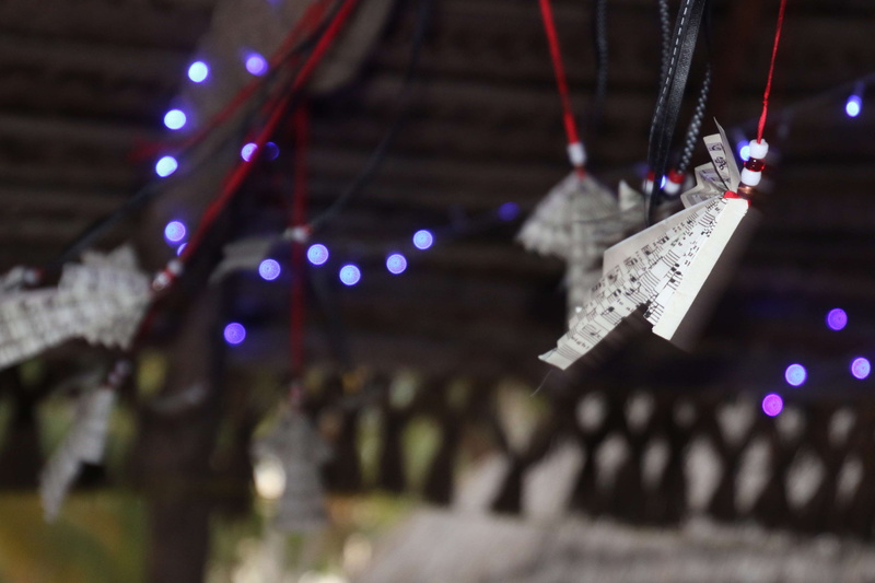 string, christmas decoration, positive emotion, selective focus, illuminated, celebration, event, decoration, no people, 4K, ceiling, belief, focus on foreground
