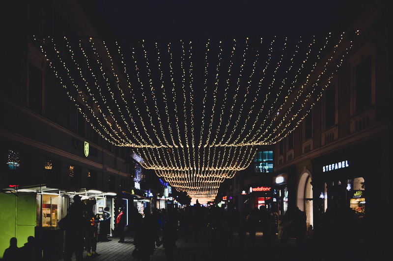 decoration, chrismas, lifestyles, building exterior, old, 4K, centre, transportation, street, real people, market, hanging, minimal, incidental people