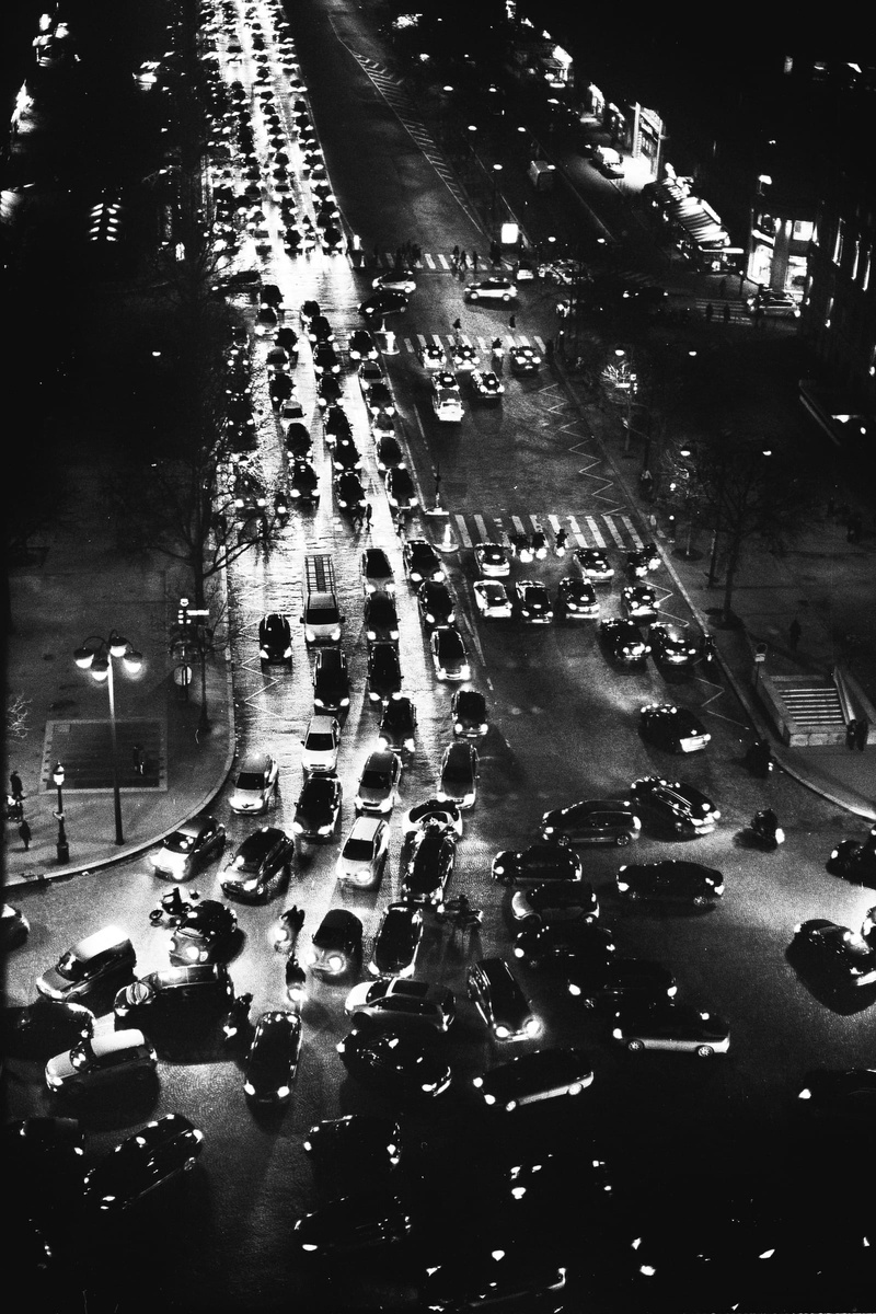 car, black and white, city street, land vehicle, group of people, wet, 1080P, transportation, road, outdoors, night, city life, architecture, mode of transportation
