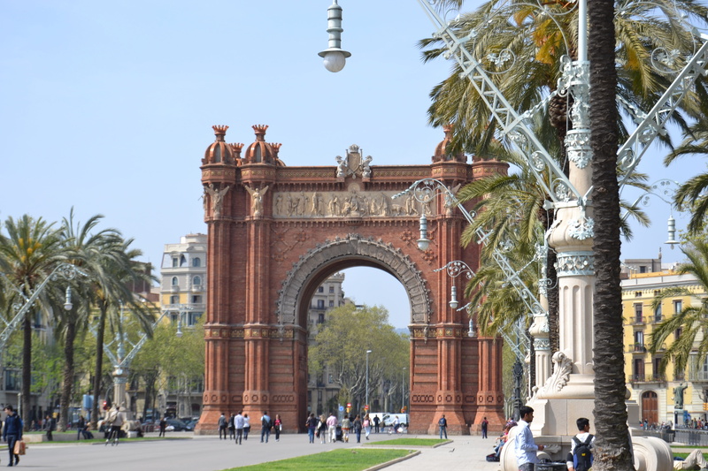 history, triumphal, clear sky, architecture, tourist, nature, women, Catalonia, landmark, group of people, crowd, tourism, Barcelona, travel, tree, men