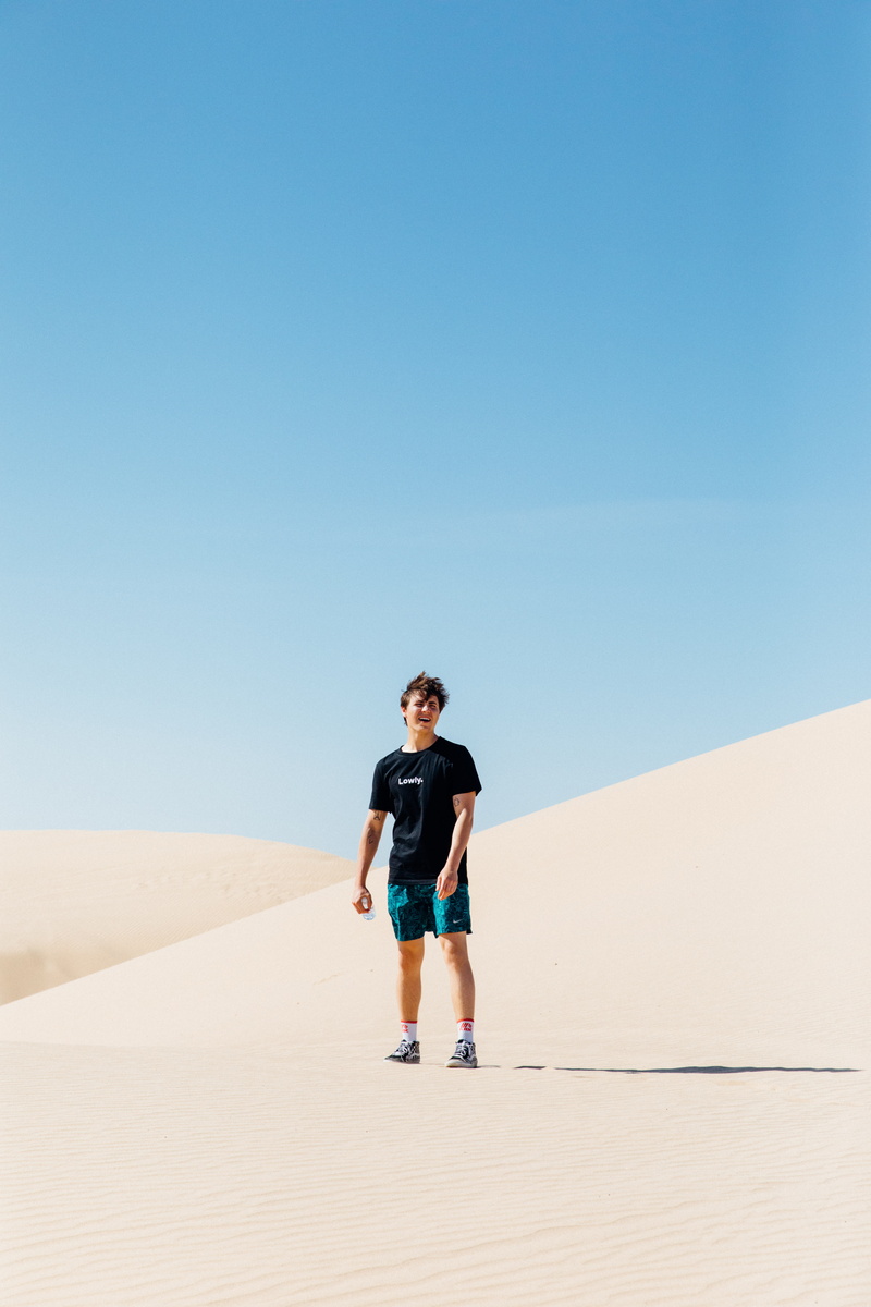 man, deset, minimal landscape, outdoors, young man, middle, real people, white sand dune, blue sky, arid climate, climate, sand, blue, land, shorts, desert