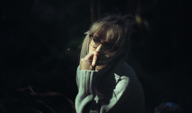 Yan Bertoni, blonde, face, grey shirt, 1080P, women, glasses