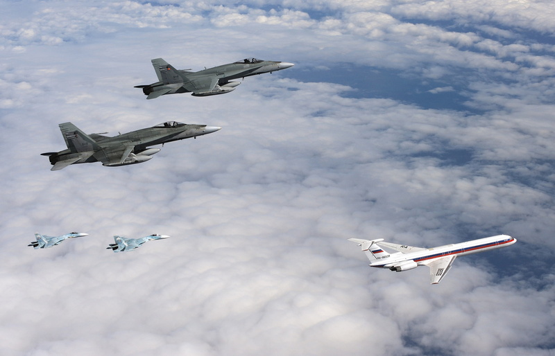 1080P, pair, Su-27, fighters, CF-18, two, gray, passenger, the sky, planes, jet, clouds, generation, McDonnell Douglas, the plane, black, Hornet, The Il-62