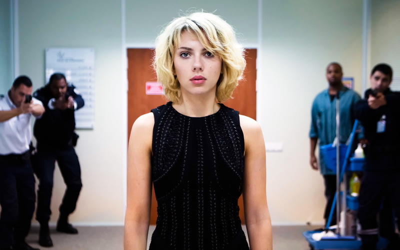 men, lucy, beautiful woman, front view, movies, hair, casual clothing, indoors, 2K, scarlett johansson, blond hair, people, young men, young adult, focus on foreground