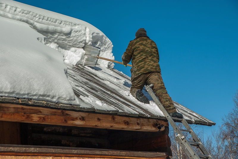 craft, snow, outdoors, scale, roofing, cold temperature, 4K, low angle view, winter, environment, man, blue, motion, occupation, day, siberia, snow removal