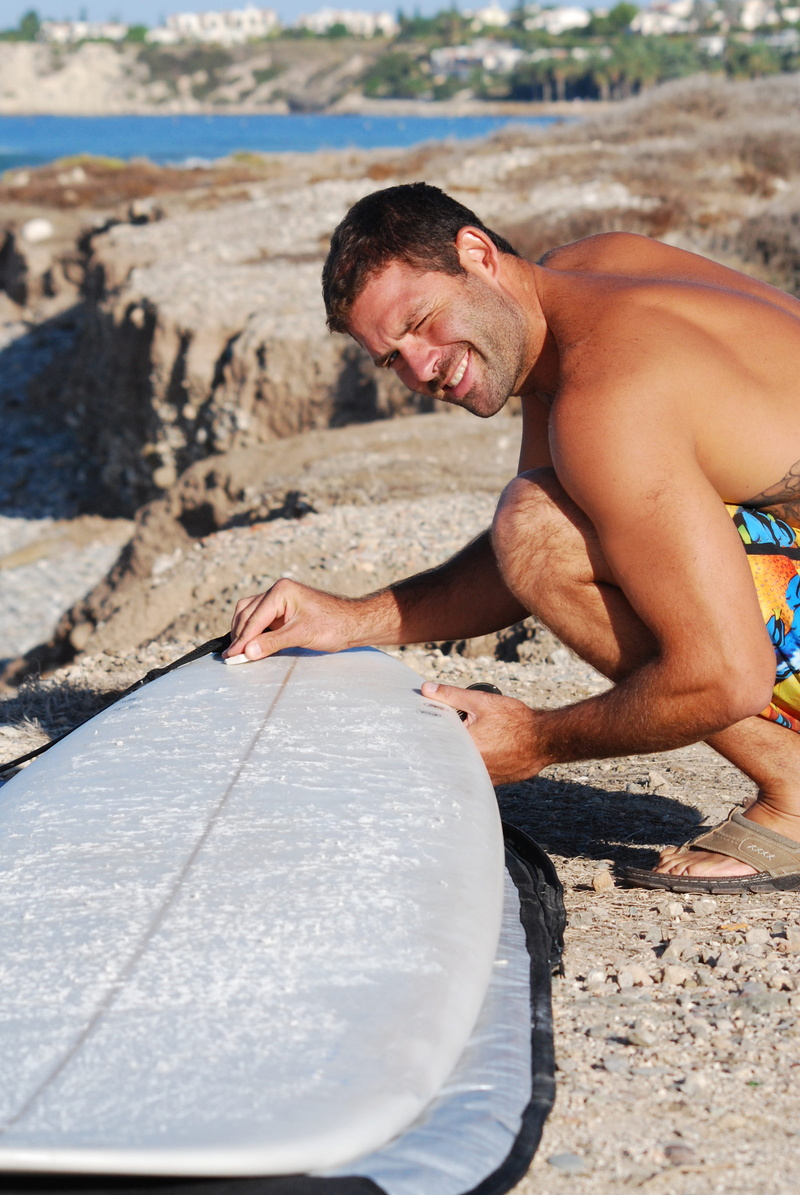 surfboard, males, young men, one person, male, holding, adult, lifestyles, young adult, scraping, white, nature, summer, shirtless, gray, surfer, outdoors
