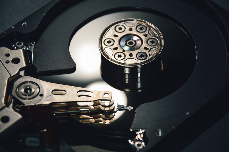 focus on foreground, machine part, harddrive, equipment, man made, single object, 5K, arts culture and entertainment, man made object, connection, metal