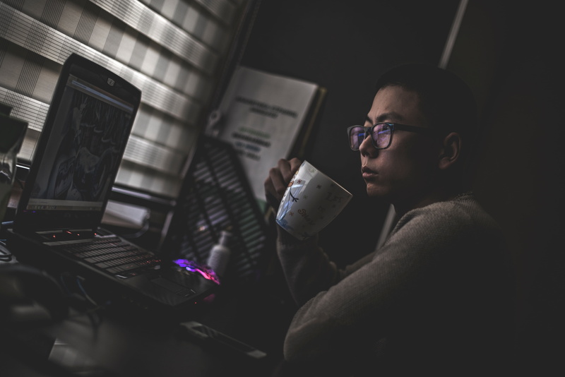wireless technology, 5K, men, males, computer, one man only, shirt, man, only men, drink, sitting, white, waist up, people, activity, music, adult, wearing