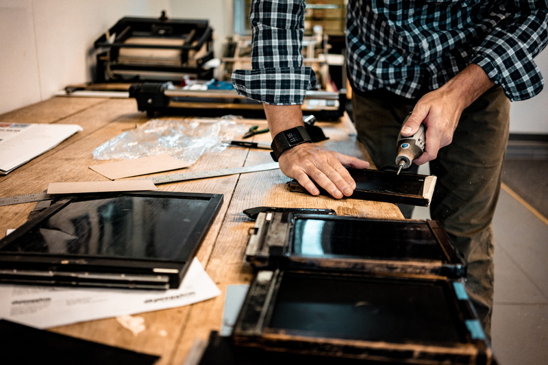 pc, display, workbench, indoors, wood - material, piano, preparation, leisure activities, workshop, adult, monitor, technology, human, computer, hand, wood
