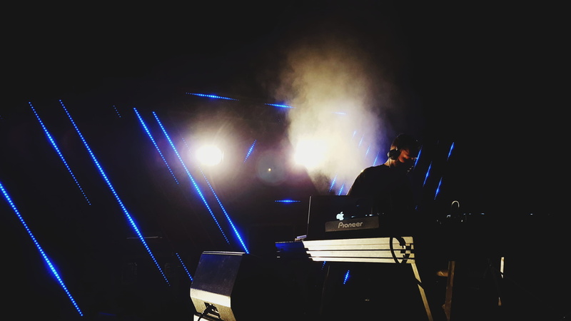 night, sound, playing, arts culture and entertainment, skill, backgrounds, stage light, real people, entertainment occupation, occupation, Turntable, musician