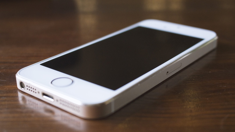 technology, portability, indoors, 5K, single object, device, internet, smart phone, wood - material, 5s, table, smartphone, wireless technology, computer network