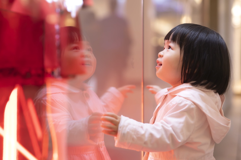person, side view, childhood, males, lifestyles, girl, bangs, sleeve, touching, cute, people, women, mall, men, girls, hair, face, coat, human, real people