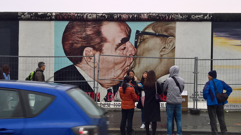 medium group of people, group, travel, men, fraternal kiss, 5K, standing, architecture, mode of transportation, women, day, berlin wall, land vehicle