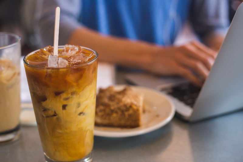 cinnamon, indoors, iced, communication, macbook, drinking straw, computer, 5K, sweet, baton rouge, united states, cold, busy, relaxed, refreshing, laptop