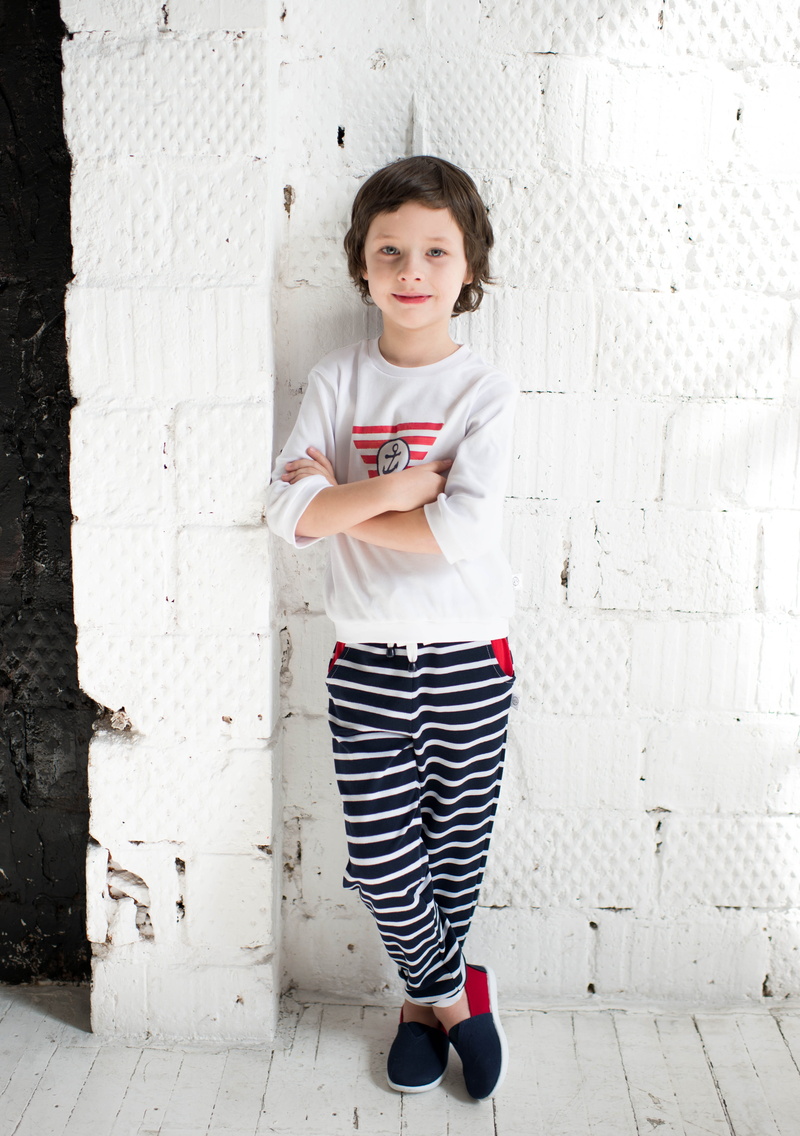 looking at camera, boy, wall - building feature, leisure activity, photoshoot, front view, girl, sleeved, lifestyles, kids, black and white, casual clothing