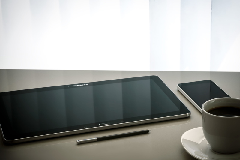 note, screen, internet, smartphone, copy space, beside, stylus, family, tea, desk, indoors, still life, black, crockery, table, wireless technology, no people