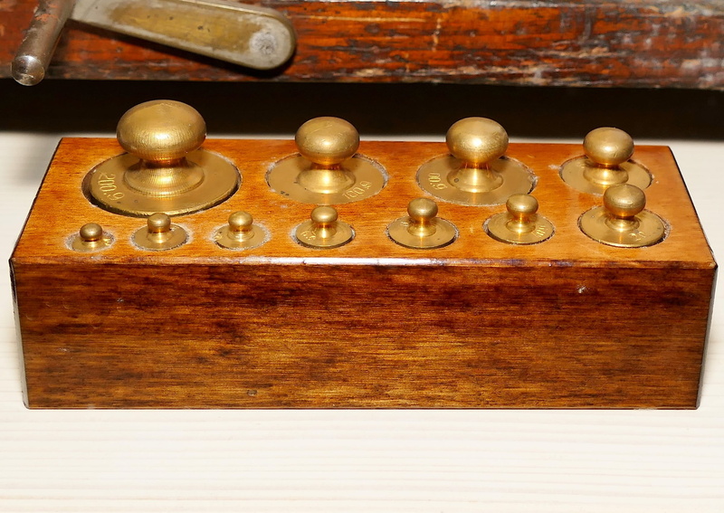 brass, guidance, gold colored, close-up, historically, weigh out, musical instrument, Horizontal, antique, Weight, Weigh, table, old, music, metal, 1080P