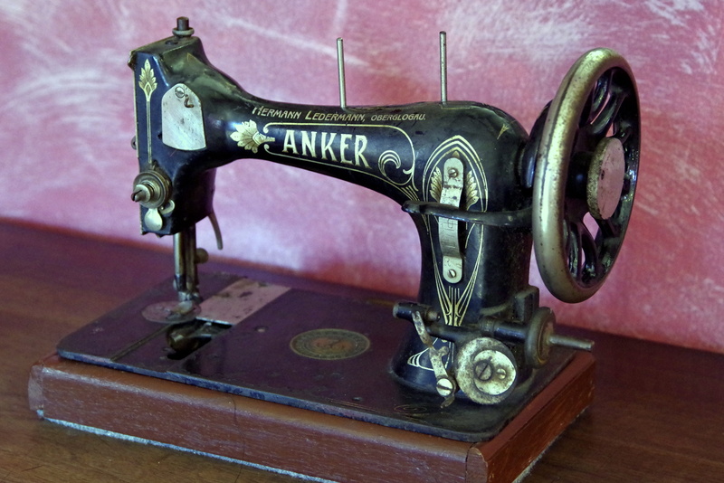 sew, sewing Needle, fashion, history, clothing, Sewing Machine, metal, manual, textile Industry, sewing, textile, machinery, single object, craft, Tool