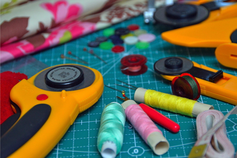 high angle view, variation, close-up, körkés, choice, pin, still life, multi colored, selective focus, buttons, cutting tool, patchwork, green, equipment