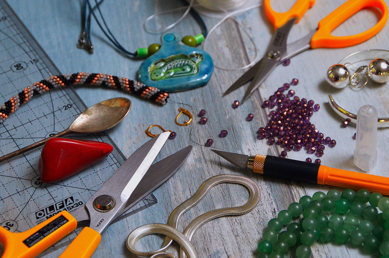 thread, indoors, work tool, textiles, hand tool, table, green, red, workshop, high angle view, scissors, Thread, pin, large group of objects, orb, spindle
