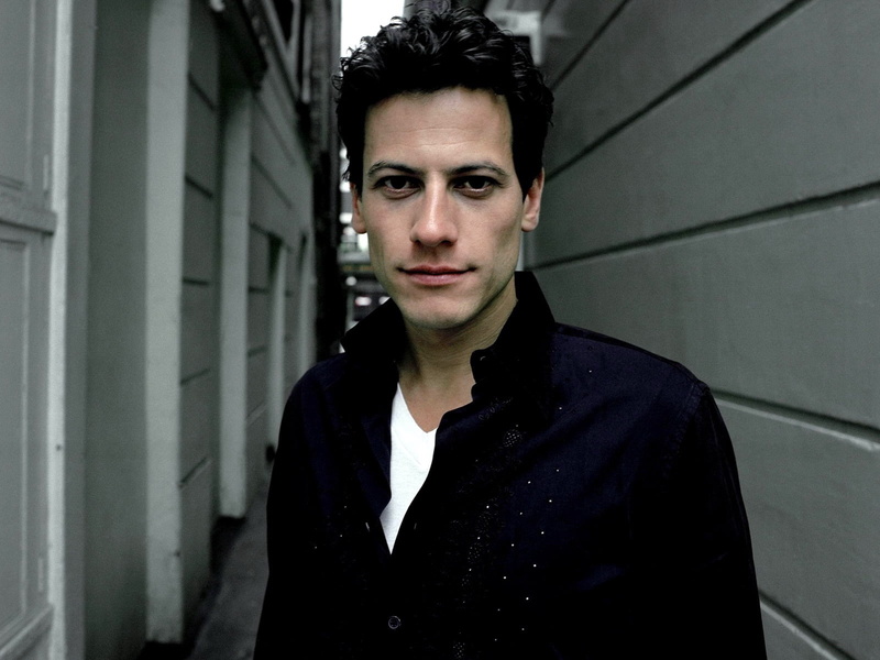 s, lifestyles, front view, casual clothing, handsome, smile, ioan gruffudd, young adult, portrait, standing, young men, man, building exterior, one person