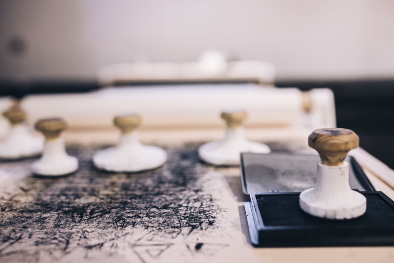 indoors, 5K, furniture, ink, wooden, music, relaxation, still life, simplicity, imprint, absence, kitchen utensil, chess, wood, technology, mark, close-up