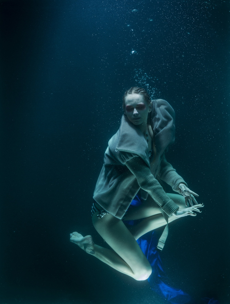 undersea, swimming, concept, fashion, floating on water, young adult, marine, diving, pos, deep, only women, sea, water, fine art, women, bubble, young women