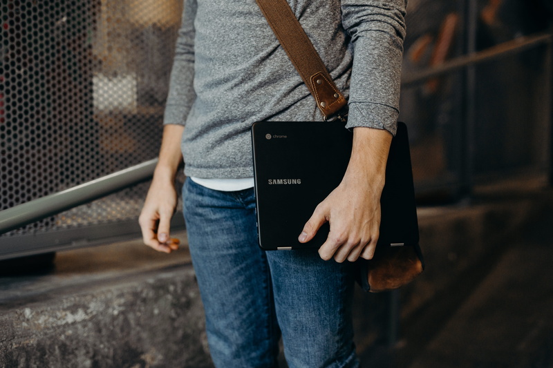 brown, day, portable, carry, technology, human hand, leisure activity, men, casual clothing, connection, 5K, person, black, relaxation, google chromebooks