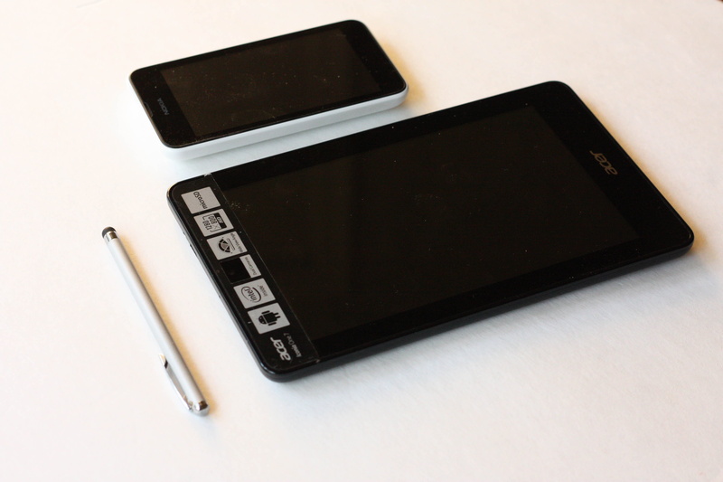 studio shot, Mobile Phone, indoors, old-fashioned, cell phone, portability, windows phone, close-up, copy space, white, table, black color, portable information device