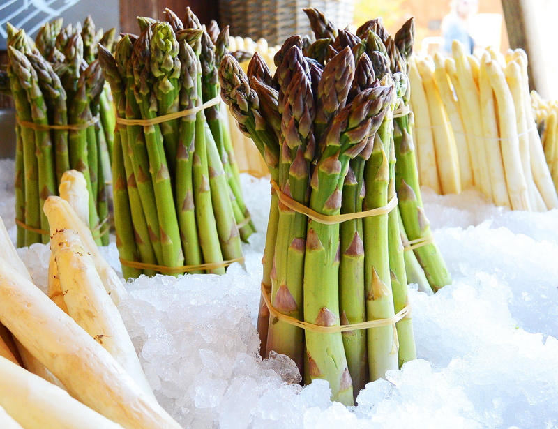 freshness, raw food, retail, no people, cook, green asparagus, large group of objects, focus on foreground, for sale, day, vegetables, bunch, food, vegetable